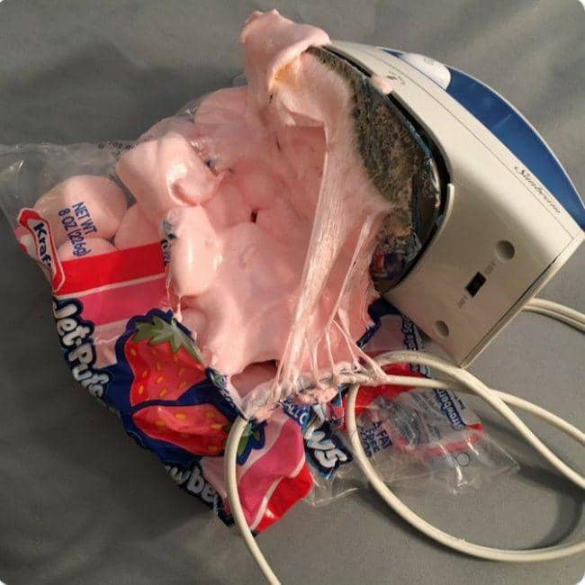 momen apes saat menyetrika (twitter.com/goth_cakes)