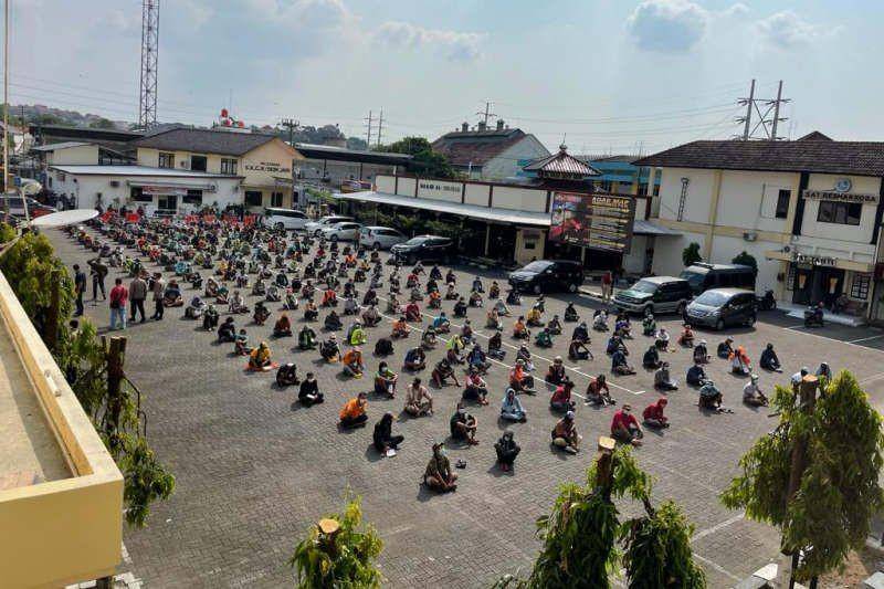 Polrestabes Semarang mengamankan ratusan orang yang diduga terkait dengan premanisme di berbagai wilayah di Ibu Kota Jawa Tengah ini, Sabtu. (ANTARA/ HO-Polrestabes Semarang)