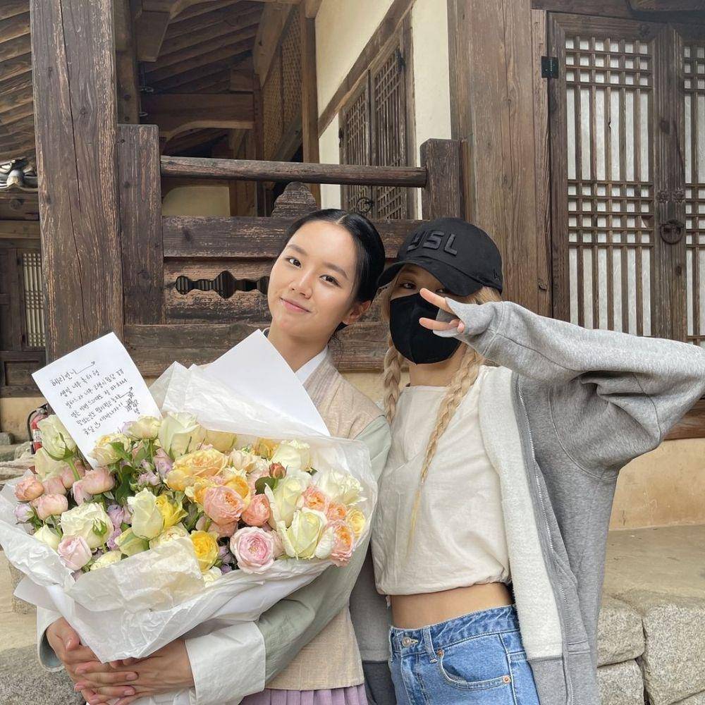 Rose BLACKPINK di perayaan ulang tahun Hyeri (instagram.com/hyeri_0609)