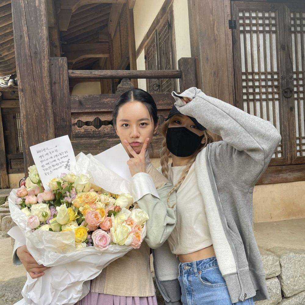 Rose BLACKPINK di perayaan ulang tahun Hyeri (instagram.com/hyeri_0609)
