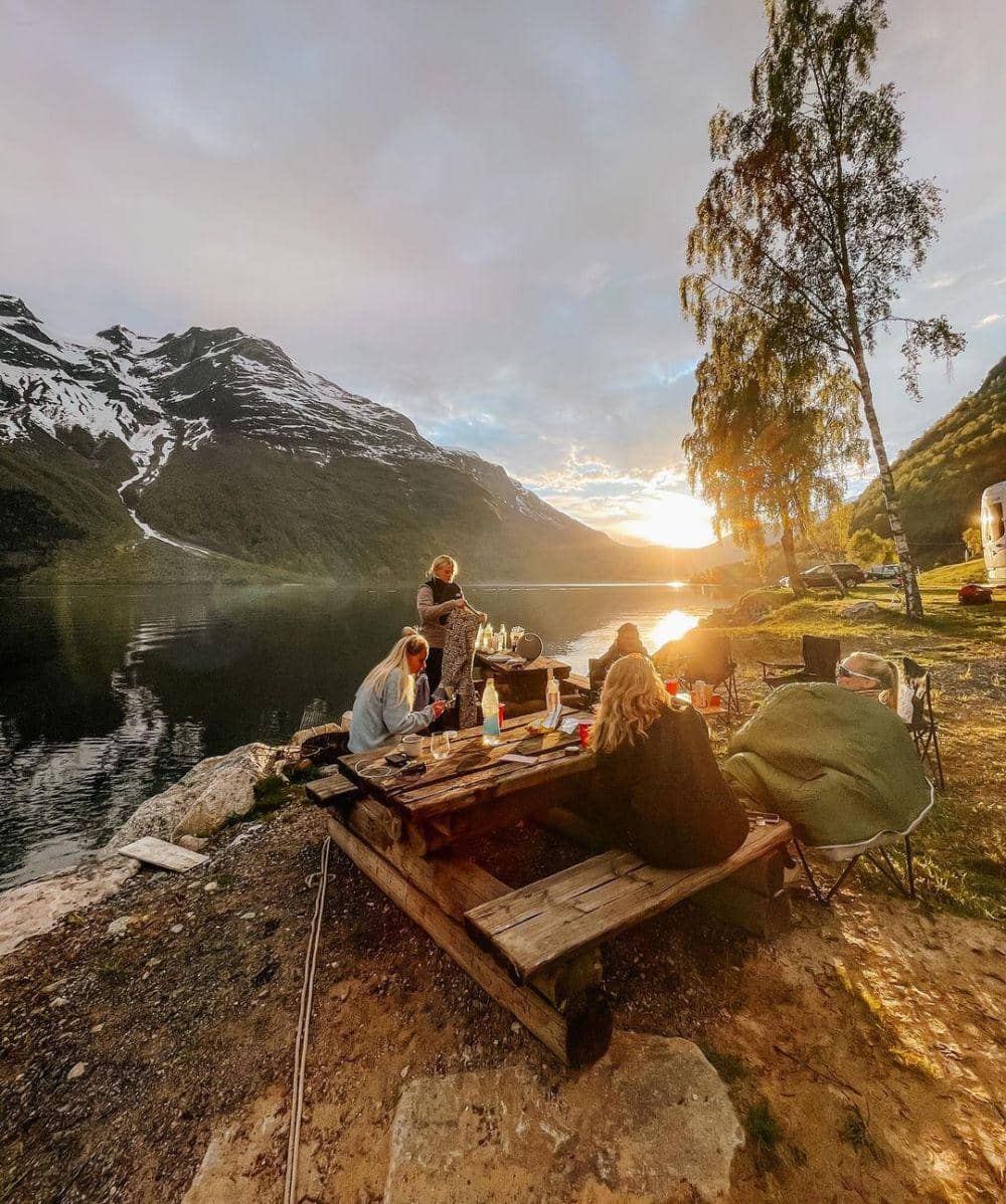 Piknik di lembah Lodalen sambil menyaksikan pemandangan Danau Lovatnet (instagram.com/siljekdahl) )