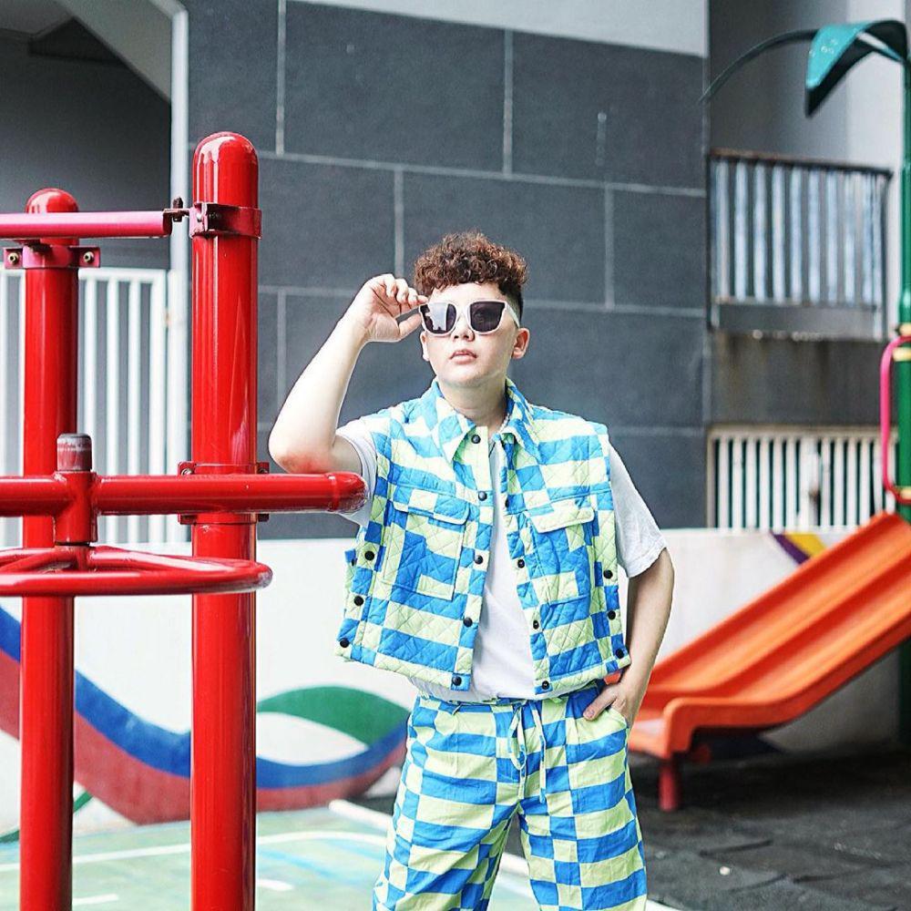 10 Potret Rangga Moela dengan Rambut Keriting, Kece dan Swag!