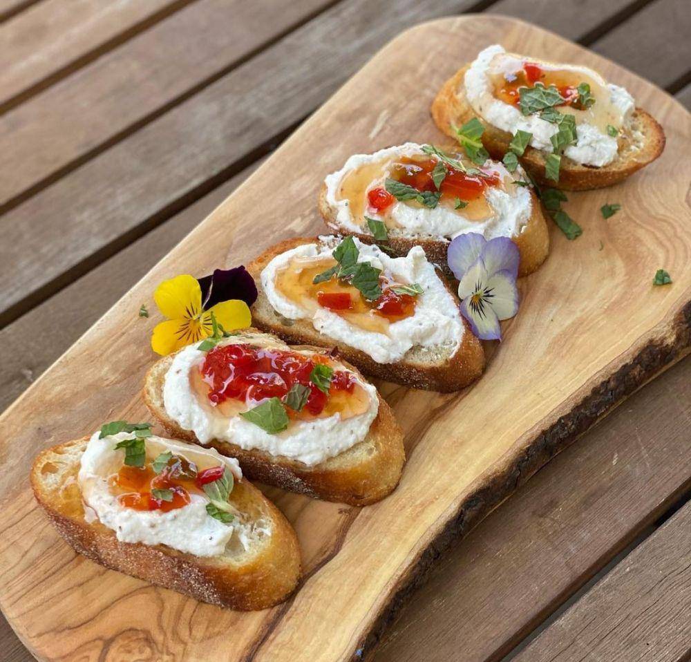 crostini (Instagram.com/charmingfigcatering)