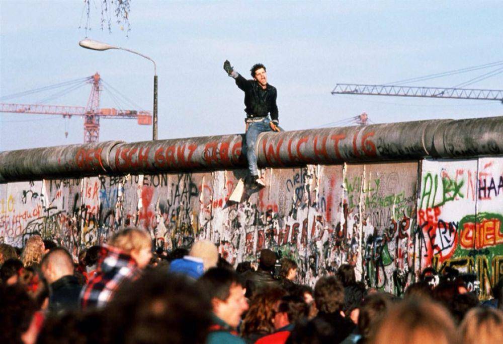 Potret menjelang runtuhnya Tembok Berlin. (haikudeck.com)