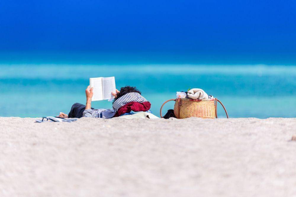 ilustrasi membaca buku (unsplash.com/Dan Dumitriu)