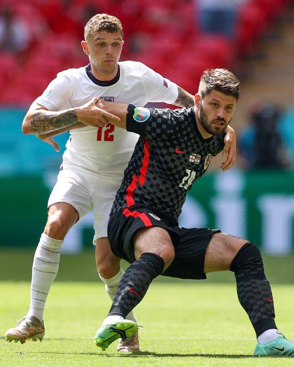 Kieran Trippier saat menjaga pemain Kroasia. (twitter.com/twitter.com/trippier2)