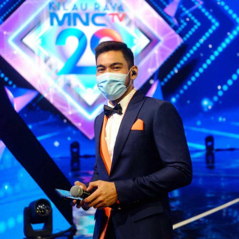 Robby Purba pakai jas. (Instagram.com/robbypurba)