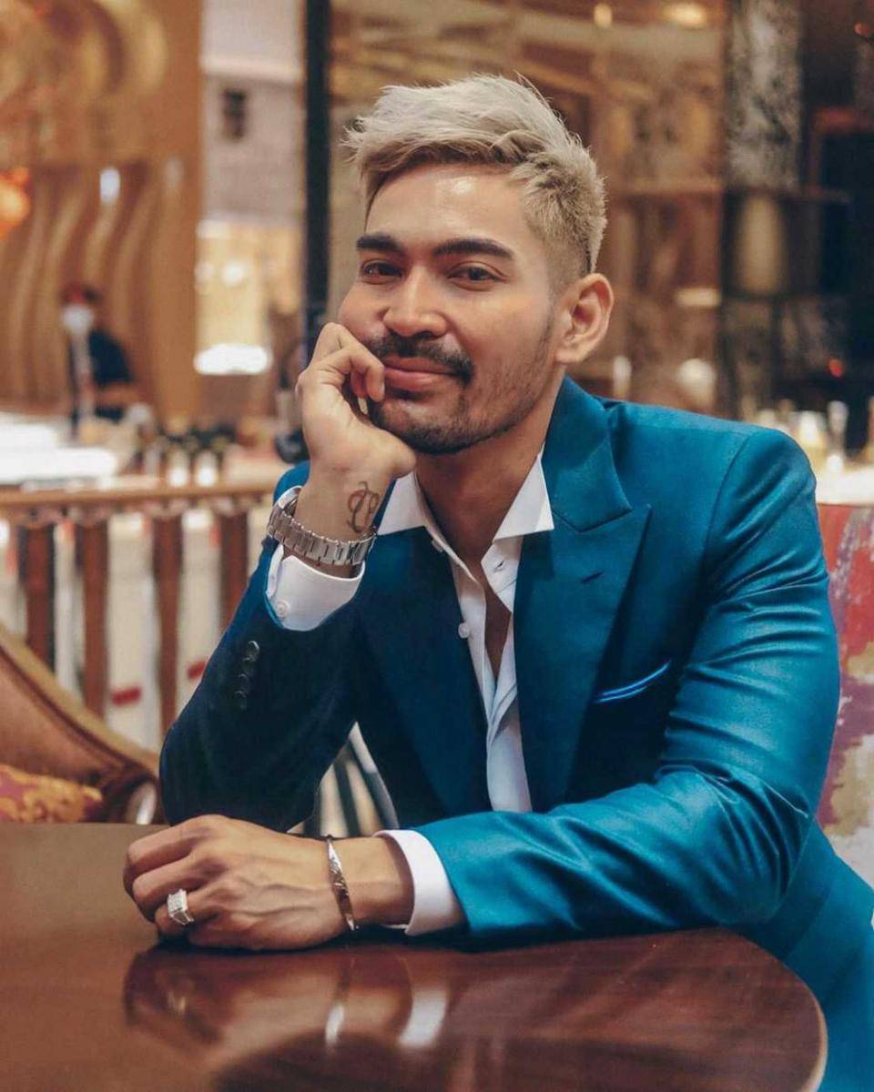 Robby Purba pakai jas. (Instagram.com/robbypurba)