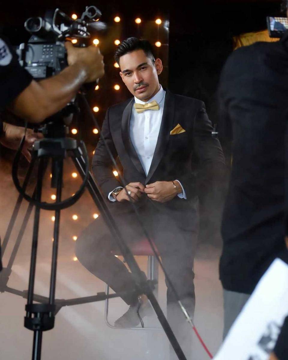 Robby Purba pakai jas. (Instagram.com/robbypurba)