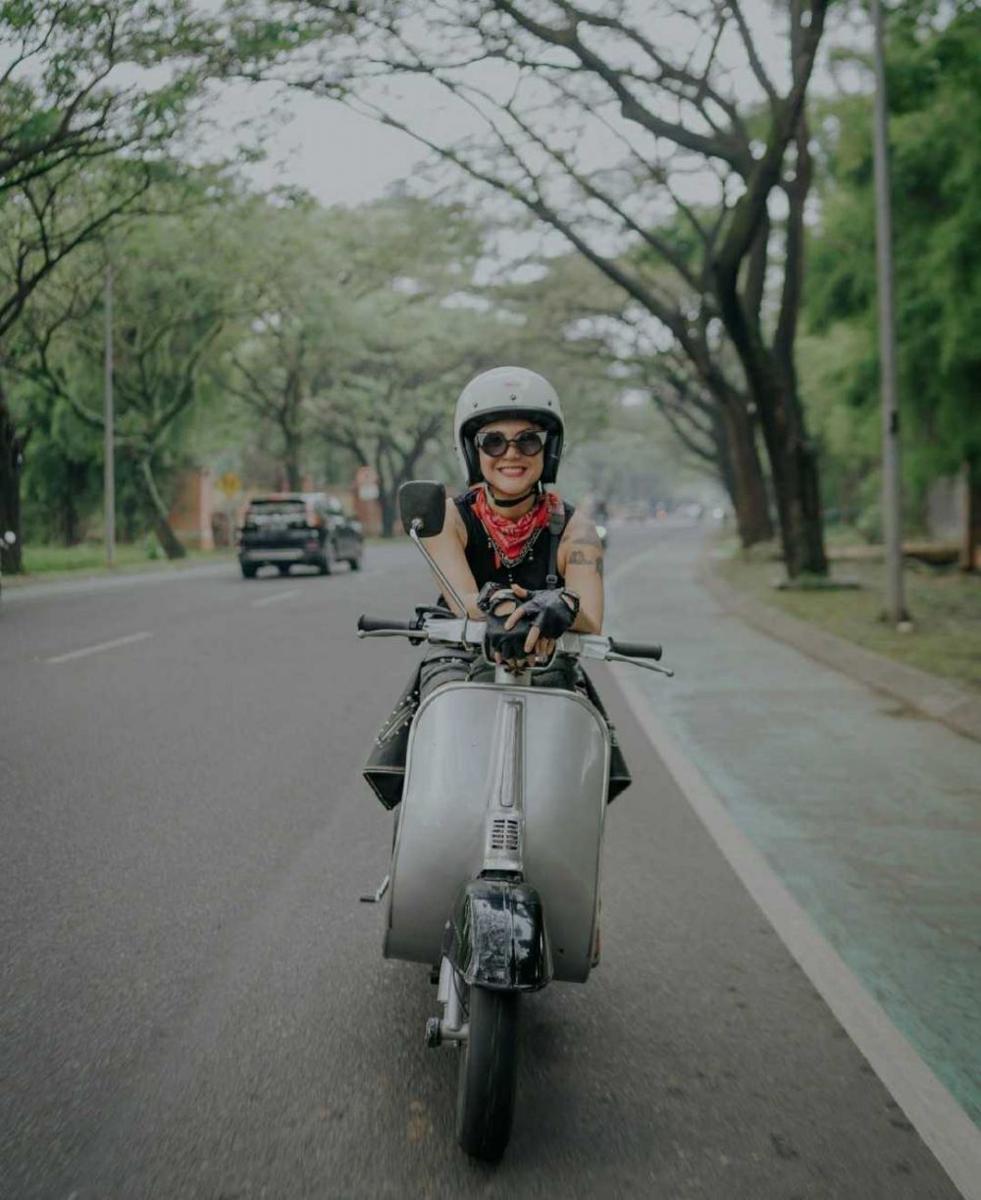 10 Potret Poppy Sovia Saat Naik Vespa, Kece Banget!