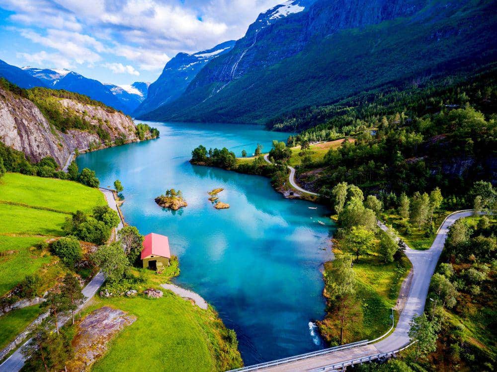 9 Potret Menakjubkan Danau Lovatnet di Norwegia, Bikin Terpukau!