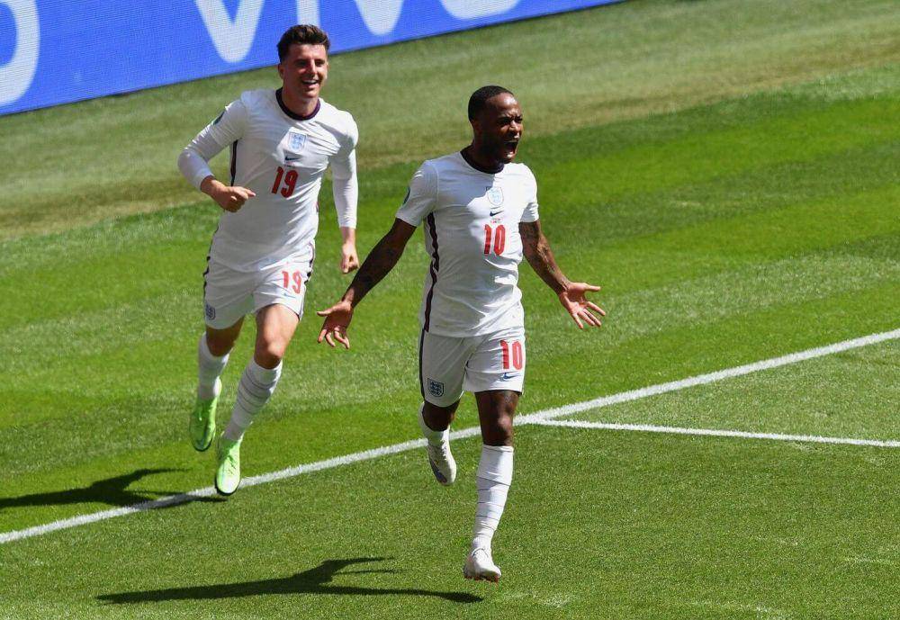 Raheem Sterling merayakan golnya ke gawang Kroasia. (theathletic.com)