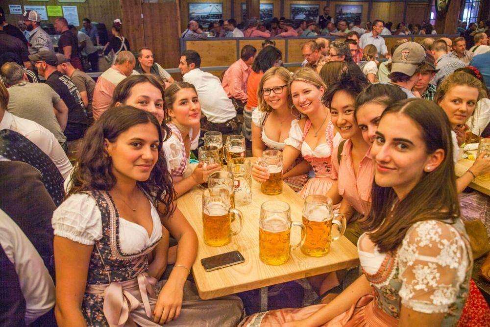 Oktoberfest (oktoberfesttours.travel)