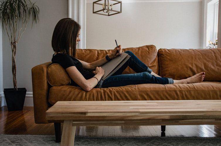 Ilustrasi wanita bekerja dari rumah (unsplash.com/kellysikkema)