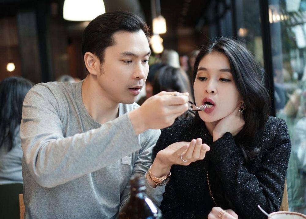 Sandra Dewi dan Harvey Moeis suap-suapan. (instagram.com/sandradewi88)