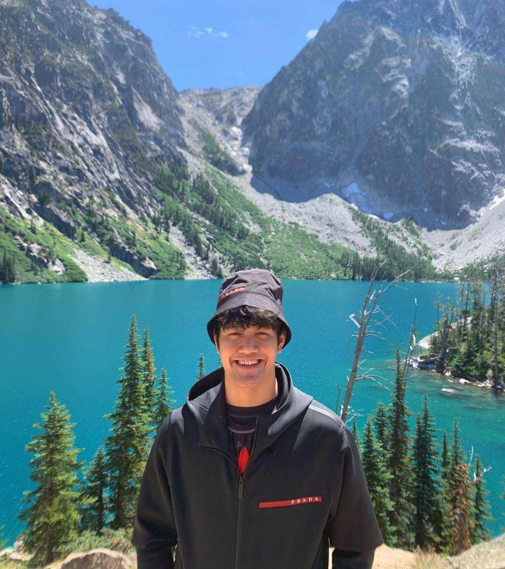 Potret gagah Jethro Armand (Instagram.com/jethro.armand)
