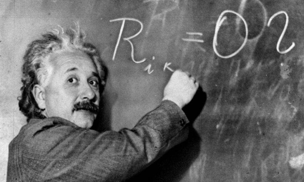 Albert Einstein adalah penemu persamaan E=mc2. (theguardian.com)