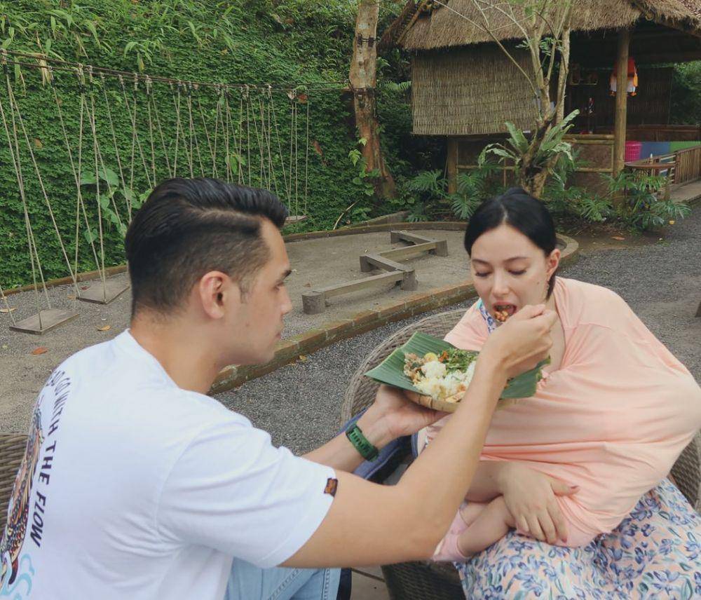 Asmirandah dan Jonas Rivanno suap-suapan. (instagram.com/asmirandah89)
