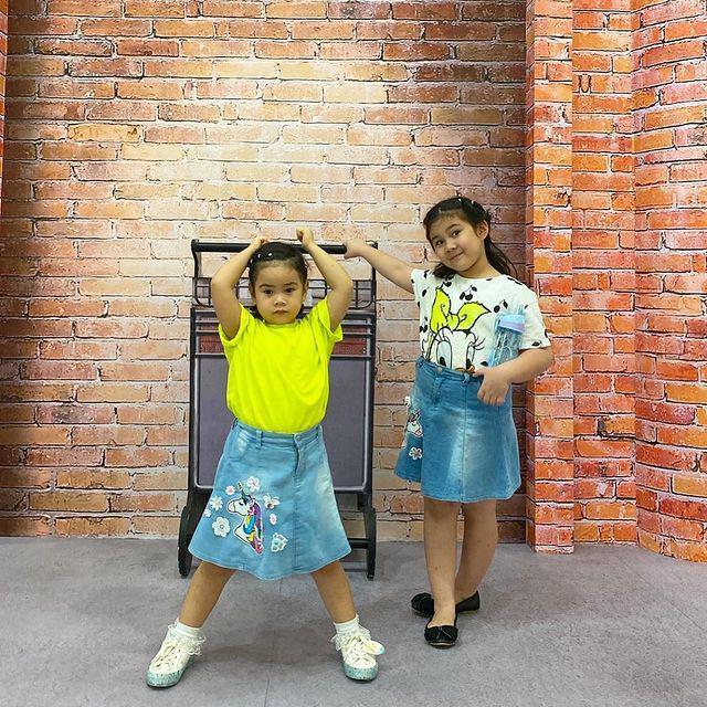 10 Kedekatan para Anak Gadis Seleb yang Kompak dengan Saudarinya!
