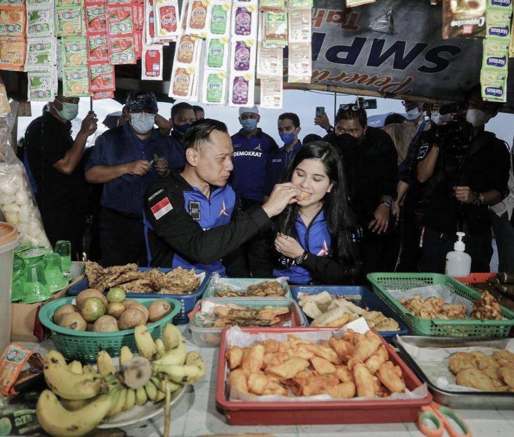 Annisa Pohan dan Agus Yudhoyono suap-suapan. (instagram.com/annisayudhoyono)