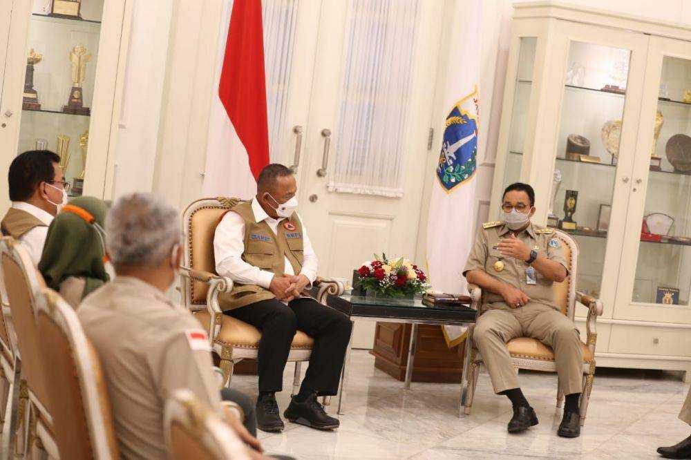 Gubernur Provinsi DKI Jakarta, Anies Baswedan menerima kunjungan Kepala Badan Nasional Penanggulangan Bencana (BNPB), Ganip Warsito beserta jajarannya di Balaikota DKI Jakarta, Senin (14/6). (Dok. Humas Pemprov DKI Jakarta)