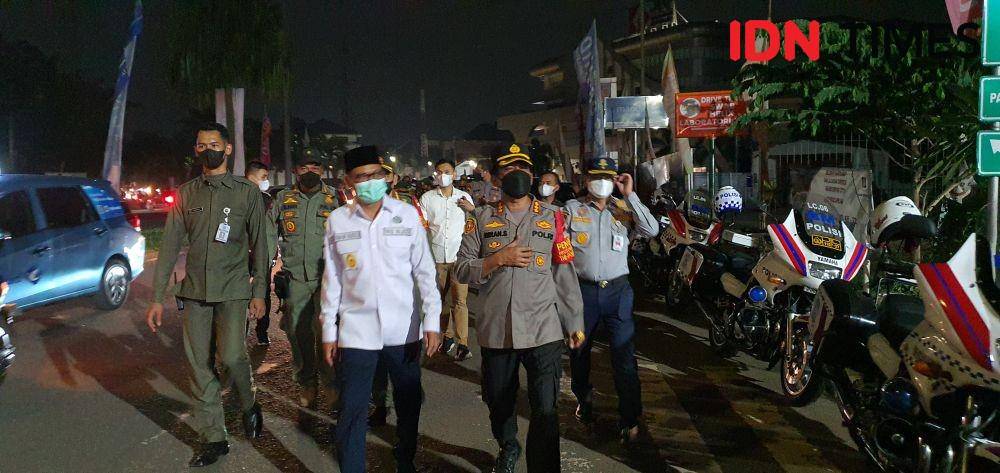 Aparat gabungan Kota Depok saat melakukan operasi Yustisi di wilayah GDC, Kecamatan Sukmajaya, Kota Depok. (IDNTimes/Dicky)