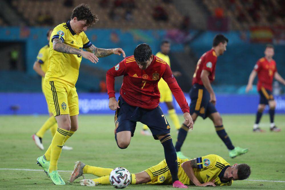 Alvaro Morata mencoba melewati pertahanan Swedia (twitter.com/SeFutbol)