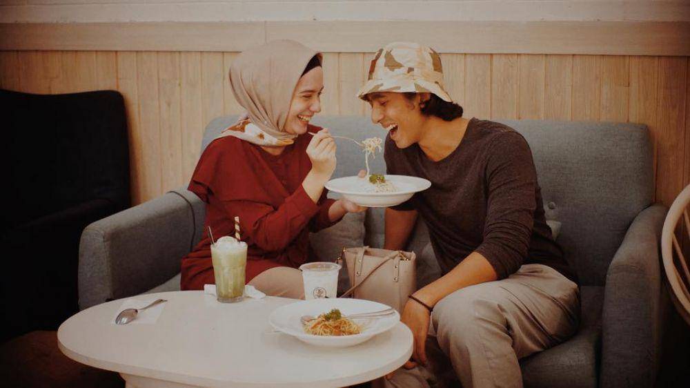Arya Saloka dan Putri Anne suap-suapan. (instagram.com/arya.saloka)