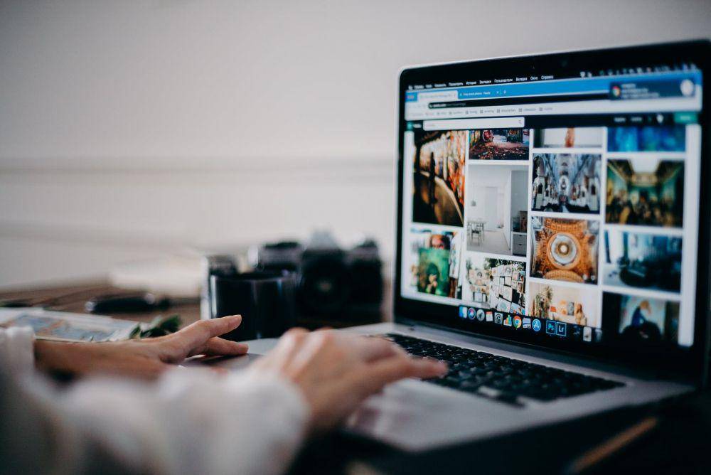 ilustrasi memilih gambar di internet. (pexels.com/Cottonbro)