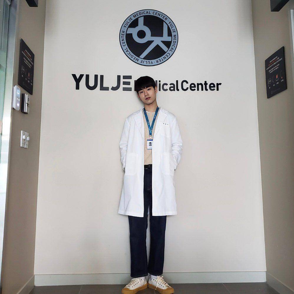 Bae Hyun Sung di drama Hospital Playlist (instagram.com/yihyun_1208)