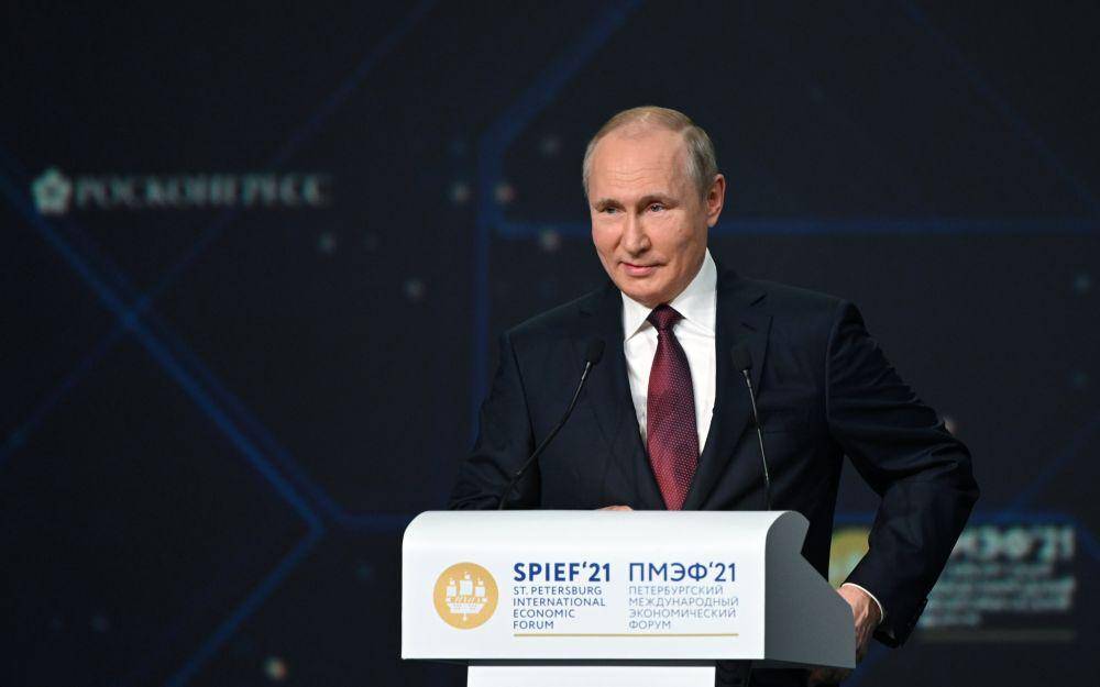 Presiden Rusia Vladimir Putin pada pertemuan "St. Petersburg International Economic Forum" (4/6/2021). (Twitter.com/KremlinRussia_E)