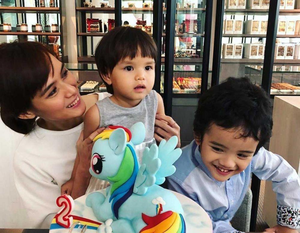 Keibuan Banget, 9 Potret Renata Kusmanto Saat Mengasuh Dua Anaknya