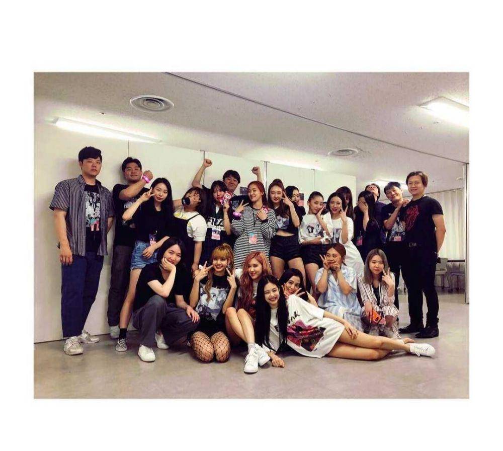 BLACKPINK dan staf konser (instagram.com/sooyaaa__)