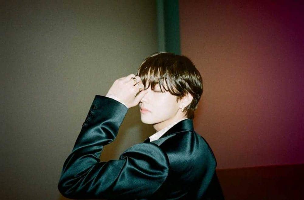 V BTS (instagram.com/bts.bighitofficial)