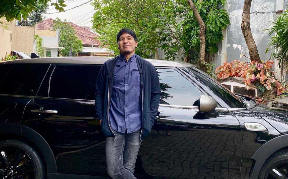 10 Potret Awet Muda Desta di Usia 44 Tahun, Semakin Gagah!