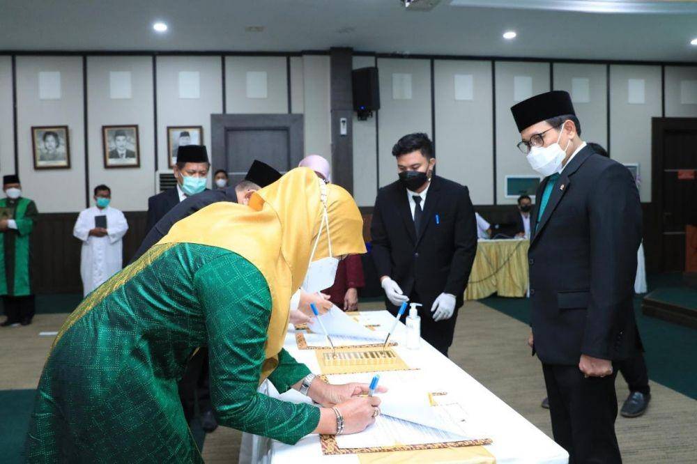 Mendes PDTT, Abdul Halim Iskandar melantik pejabat Pimpinan Tinggi Madya dan Pratama Kemendes PDTT di Operasional Room, kantor Kemendes PDTT, Jakarta, Senin (14/6/2021). (Dok. Kemendes PDTT)