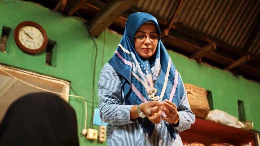 Zetria (40) seorang pengusahan kerupuk kulit khas Minang. (Dok. BRI)