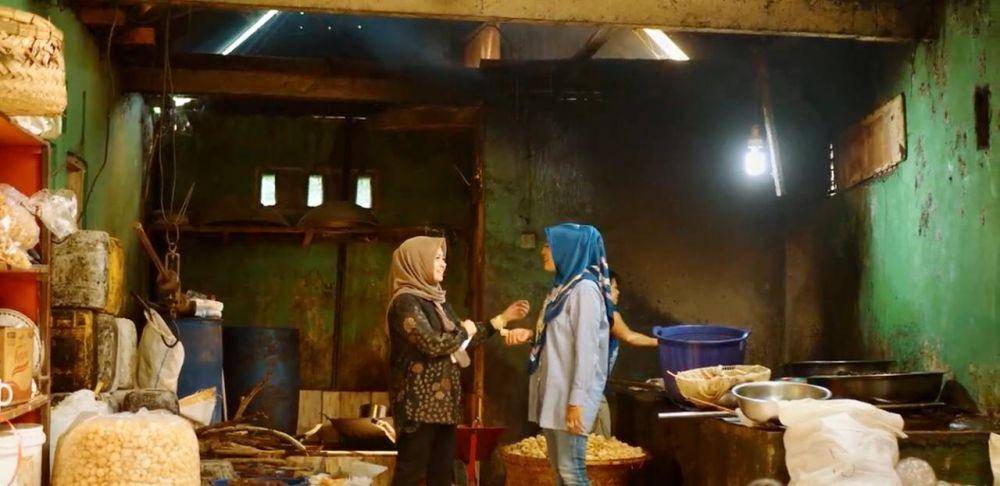 Zetria (40) seorang pengusahan kerupuk kulit khas Minang. (Dok. BRI)
