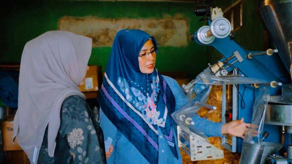 Zetria (40) seorang pengusahan kerupuk kulit khas Minang. (Dok. BRI)