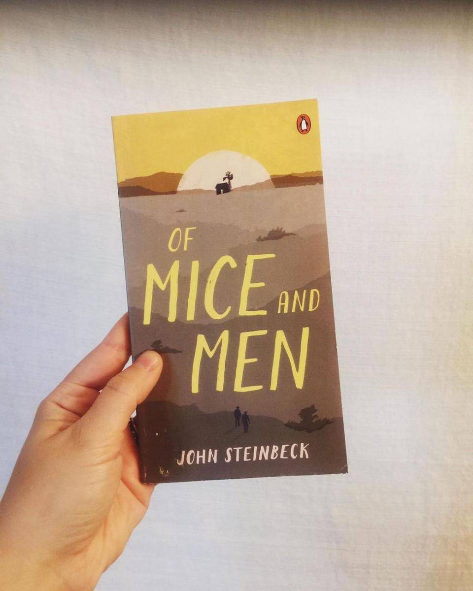 Of Mice and Men oleh John Steinbeck (instagram.com/juliemichellereads)