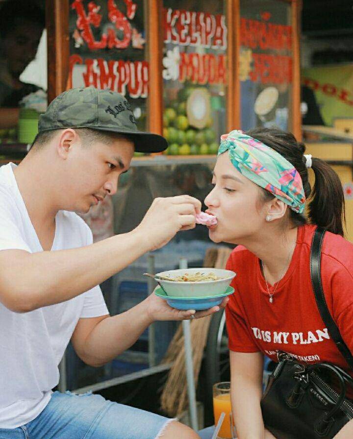 Chelsea Olivia dan Glenn Alinskie suap-suapan. (instagram.com/chelseaoliviaa)