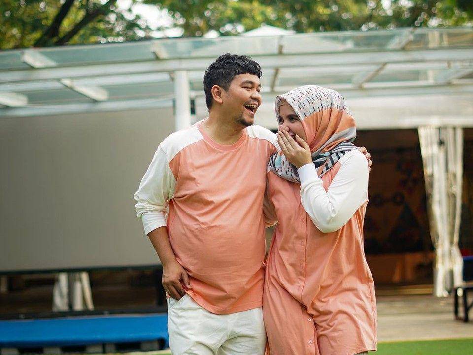 Indra Bekti dan istri mengenakan baju senada. (instagram.com/dhila_bekti)