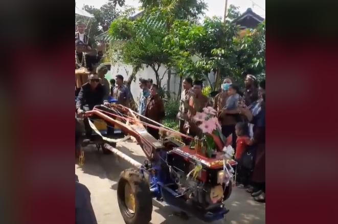 Viral Pengantin Pria Datang ke Pelaminan Diantar Traktor, Bak Raja!