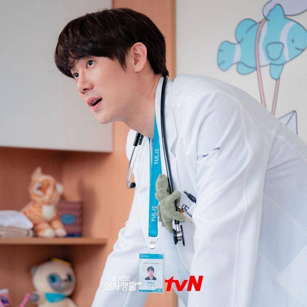 Yoo Yeon Seok di Hospital Playlist 2 (instagram.com/tvndrama.official)