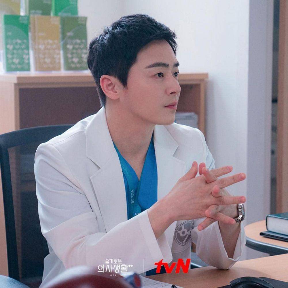 Jo Jung Suk di Hospital Playlist 2 (instagram.com/tvndrama.official)