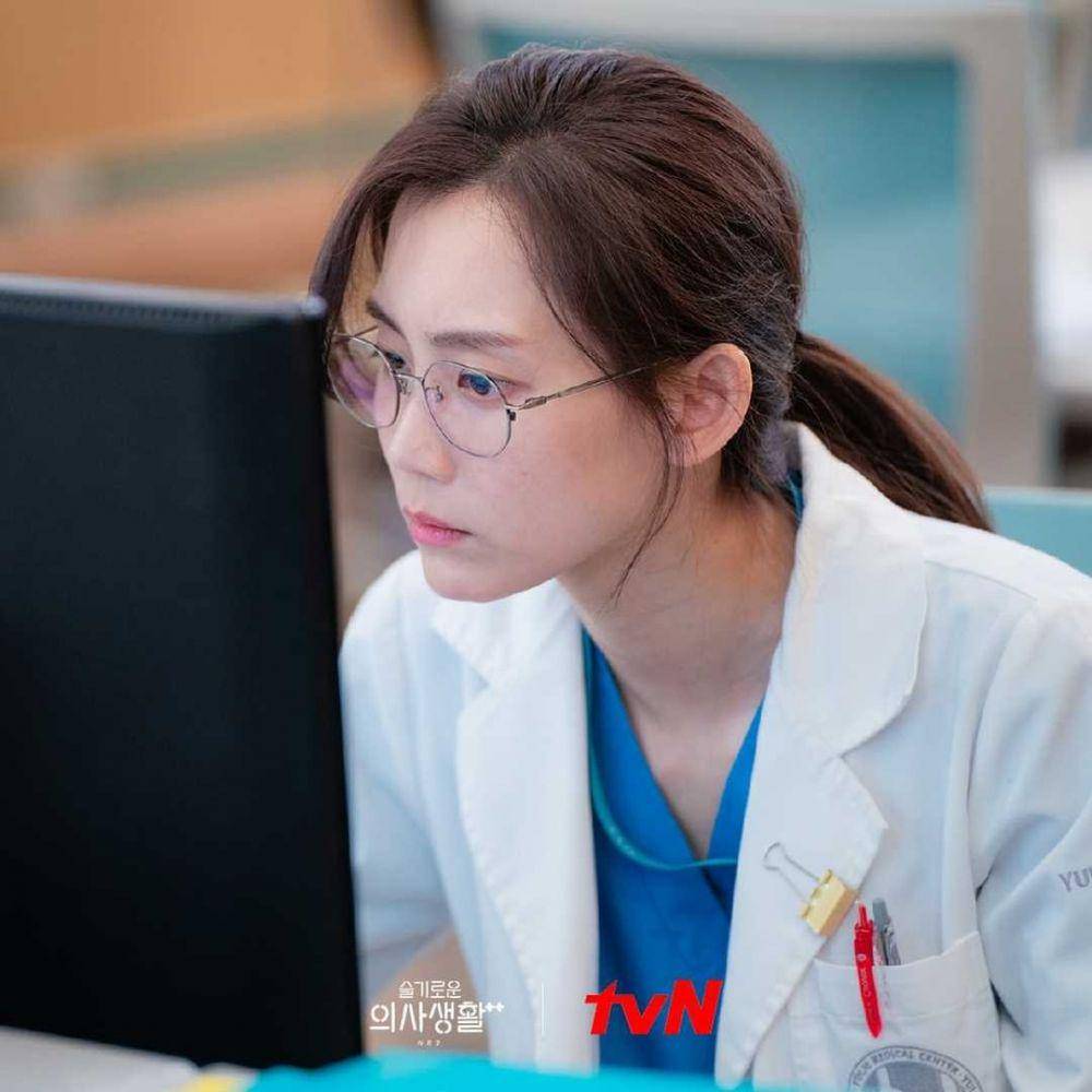 Shin Hyun Bin di Hospital Playlist 2 (instagram.com/tvndrama.official)