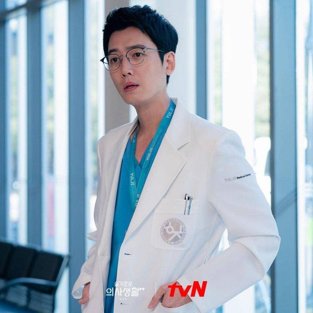 Jung Kyung Ho di Hospital Playlist 2 (instagram.com/tvndrama.official)