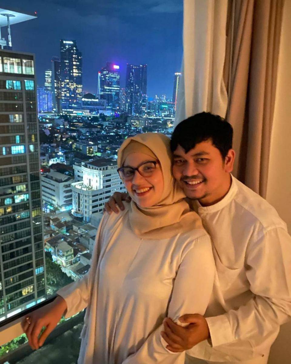 potret Indra Bekti dan istri mengenakan baju senada. (instagram.com/dhila_bekti)