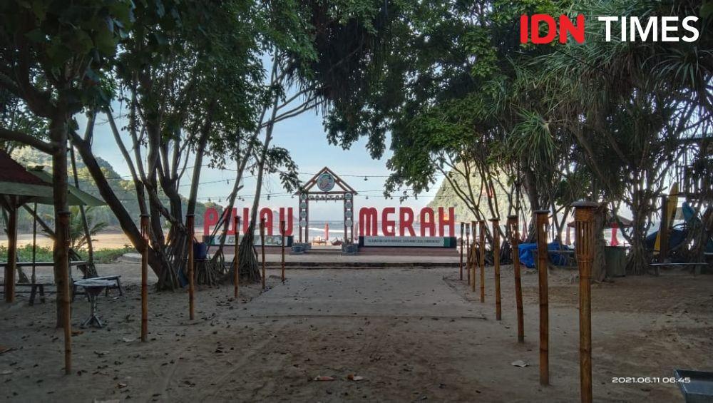 11 Potret Pulau Merah Situs Geologi di Banyuwangi, Ademnya Bikin Betah