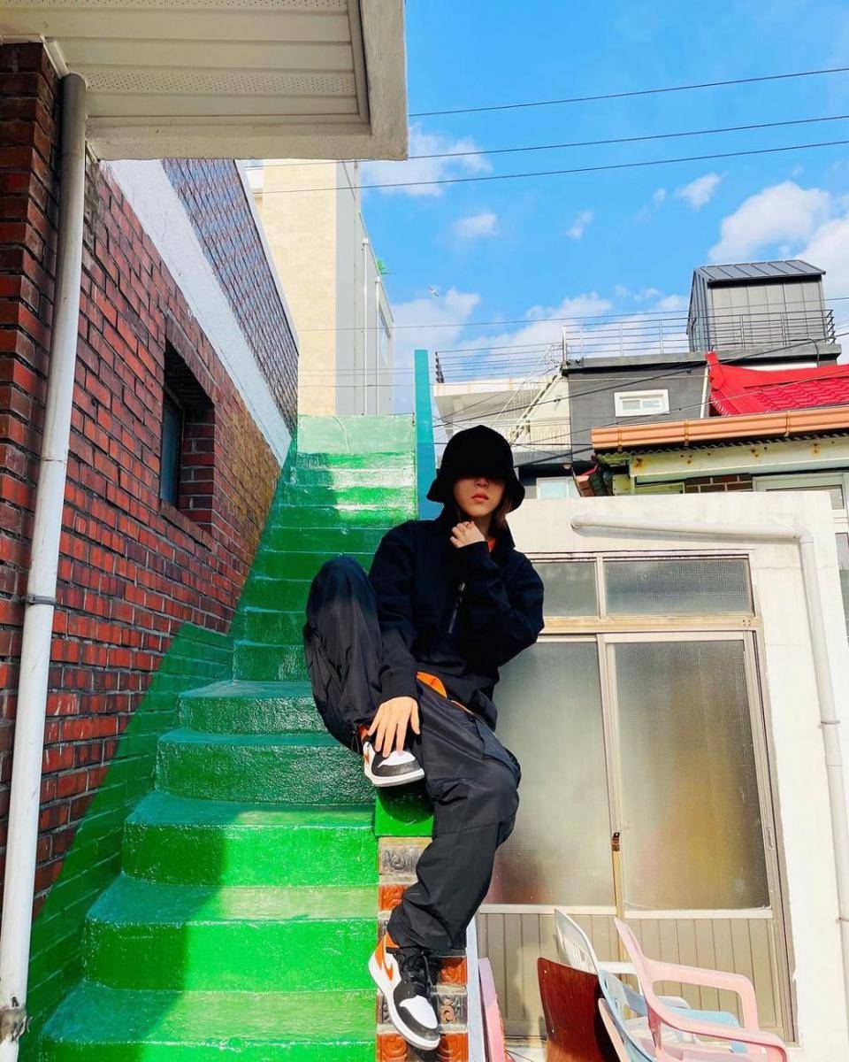 outfit monokrom ala Moonbyul (instagram.com/mo_onbyul)
